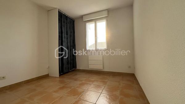 Situé au premier étage d’une résidence intime de six logements, cet appartement spacieux, lumineux et repeint entièrement de 104 m² bénéficie d’un emplacement idéal à Uzès, à proximité immédiate des écoles, du collège et des commodités.

L’appartement se compose d’une grande entrée qui dessert une cuisine ouverte sur une vaste pièce à vivre. Vous trouverez également quatre chambres confortables, une salle de bain fonctionnelle, de nombreux espaces de rangement, ainsi qu’un balcon offrant un espace extérieur supplémentaire.

Une grande terrasse de 13,5 m² exposée plein sud vous permettra de profiter pleinement des journées ensoleillées.

Côté confort, l’appartement est équipé de la climatisation, du double vitrage, de volets roulants et de radiateurs neufs. Une place de parking privée complète ce bien, situé dans un environnement calme et agréable.

Ne manquez pas cette opportunité rare à Uzès. Contactez moi dès maintenant pour organiser une visite et découvrir ce lieu idéal pour votre famille au 0650574757