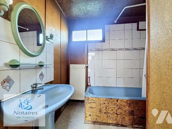 EN EXCLUSIVITÉ CHEZ VOTRE NOTAIRE

À VENDRE À Hazebrouck - MAISON MITOYENNE - 113 m² - 3 CHAM...