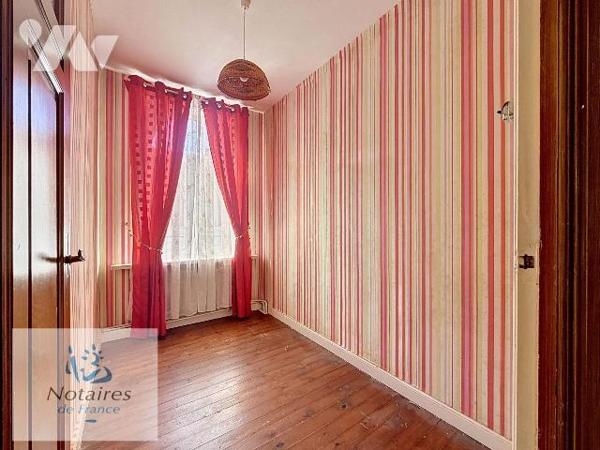 EN EXCLUSIVITÉ CHEZ VOTRE NOTAIRE

À VENDRE À Hazebrouck - MAISON MITOYENNE - 113 m² - 3 CHAM...