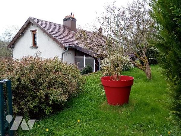 Maison de village , grand volumes, terrain attenant et dépendances