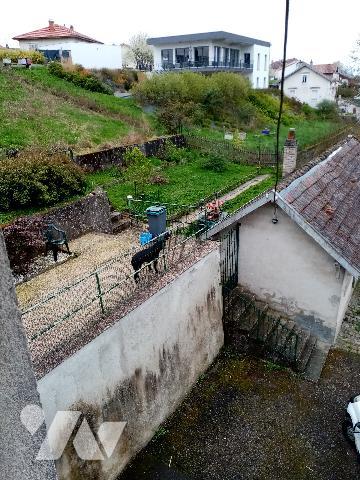 Maison de village , grand volumes, terrain attenant et dépendances