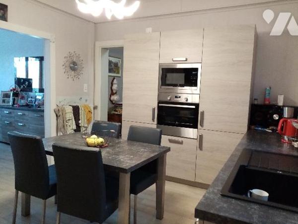 Maison de village , grand volumes, terrain attenant et dépendances