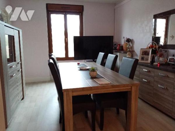 Maison de village , grand volumes, terrain attenant et dépendances