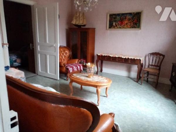 Maison de village , grand volumes, terrain attenant et dépendances