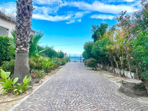 Rare, 2 pièces dans villa au bord de mer Carnoles
