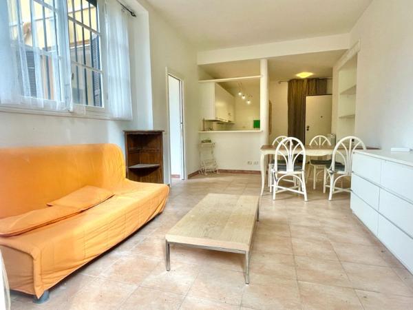 Rare, 2 pièces dans villa au bord de mer Carnoles