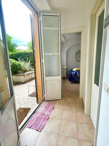 Rare, 2 pièces dans villa au bord de mer Carnoles