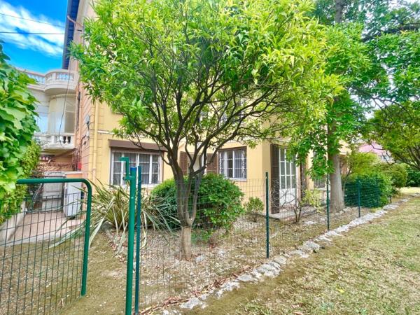 Rare, 2 pièces dans villa au bord de mer Carnoles