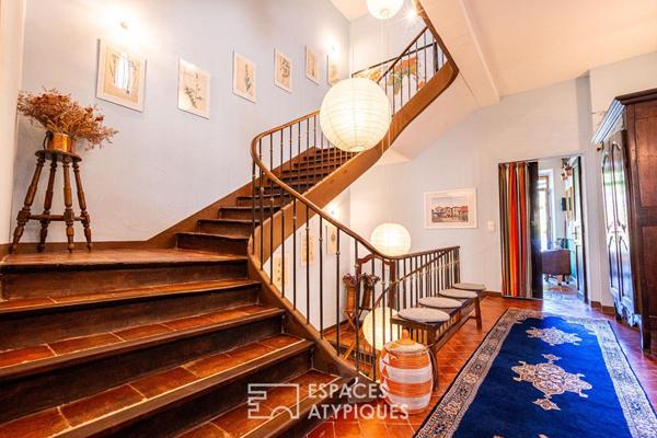 Propriété de caractère avec piscine et panorama sur les montagnes