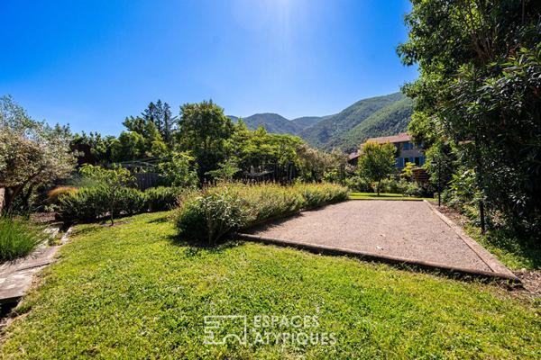 Propriété de caractère avec piscine et panorama sur les montagnes