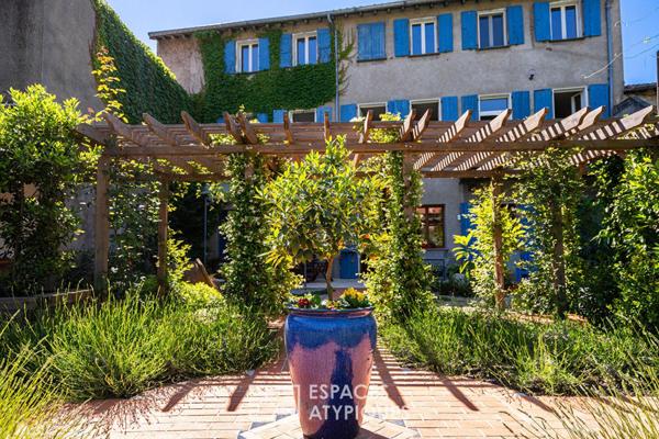 Propriété de caractère avec piscine et panorama sur les montagnes
