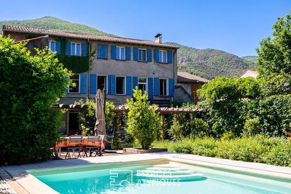 Propriété de caractère avec piscine et panorama sur les montagnes