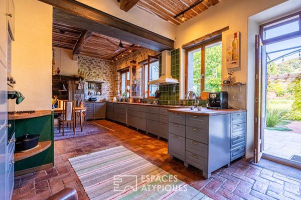 Propriété de caractère avec piscine et panorama sur les montagnes