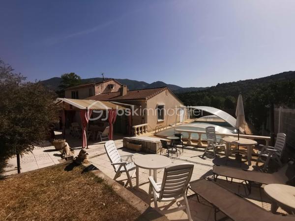 Proche du village de THOARD (5mn), découvrez cette maison indépendante d'environ 121m², édifiée sur un terrain clôturé de 548 m², avec piscine sécurisée, plusieurs terrasses et un très grand garage (45m²).
Construite en 1984, cette propriété se compose de deux logements avec des accès bien séparés.
Le logement principal de plain-pied d’environ 81 m², offre une très belle et grande pièce de vie d'environ 40m² comprenant un salon, un séjour et une cuisine équipée. Il dispose également de deux chambres, d’une salle d’eau, de toilettes séparées ainsi que d’un  plus petit salon pouvant être aménagé en troisième chambre ou en espace bureau selon vos besoins.
Un T2 indépendant d’environ 40 m² situé au premier étage complète l’ensemble. Il comprend une cuisine équipée, une salle d’eau avec toilettes, un salon et une chambre. Actuellement loué 500 € par mois, il bénéficie d’un accès privatif et constitue un revenu locatif intéressant.
La maison dispose également de plusieurs terrasses, d’une piscine et d’un très grand garage avec un accès direct à la maison. 
Le bien est équipé de double vitrage, pompe a chaleur installée en  2022, il bénéficie d'un classement D au diagnostic de performance énergétique.
Une propriété idéale pour une résidence principale avec revenu locatif, un projet familial ou un investissement.
Surface habitable totale : environ 121 m²
Loyer actuel du T2 : 500 € par mois