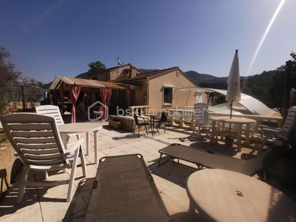 Proche du village de THOARD (5mn), découvrez cette maison indépendante d'environ 121m², édifiée sur un terrain clôturé de 548 m², avec piscine sécurisée, plusieurs terrasses et un très grand garage (45m²).
Construite en 1984, cette propriété se compose de deux logements avec des accès bien séparés.
Le logement principal de plain-pied d’environ 81 m², offre une très belle et grande pièce de vie d'environ 40m² comprenant un salon, un séjour et une cuisine équipée. Il dispose également de deux chambres, d’une salle d’eau, de toilettes séparées ainsi que d’un  plus petit salon pouvant être aménagé en troisième chambre ou en espace bureau selon vos besoins.
Un T2 indépendant d’environ 40 m² situé au premier étage complète l’ensemble. Il comprend une cuisine équipée, une salle d’eau avec toilettes, un salon et une chambre. Actuellement loué 500 € par mois, il bénéficie d’un accès privatif et constitue un revenu locatif intéressant.
La maison dispose également de plusieurs terrasses, d’une piscine et d’un très grand garage avec un accès direct à la maison. 
Le bien est équipé de double vitrage, pompe a chaleur installée en  2022, il bénéficie d'un classement D au diagnostic de performance énergétique.
Une propriété idéale pour une résidence principale avec revenu locatif, un projet familial ou un investissement.
Surface habitable totale : environ 121 m²
Loyer actuel du T2 : 500 € par mois