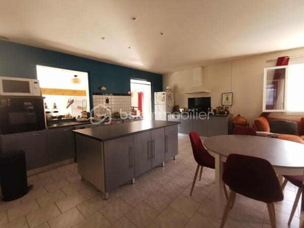 Proche du village de THOARD (5mn), découvrez cette maison indépendante d'environ 121m², édifiée sur un terrain clôturé de 548 m², avec piscine sécurisée, plusieurs terrasses et un très grand garage (45m²).
Construite en 1984, cette propriété se compose de deux logements avec des accès bien séparés.
Le logement principal de plain-pied d’environ 81 m², offre une très belle et grande pièce de vie d'environ 40m² comprenant un salon, un séjour et une cuisine équipée. Il dispose également de deux chambres, d’une salle d’eau, de toilettes séparées ainsi que d’un  plus petit salon pouvant être aménagé en troisième chambre ou en espace bureau selon vos besoins.
Un T2 indépendant d’environ 40 m² situé au premier étage complète l’ensemble. Il comprend une cuisine équipée, une salle d’eau avec toilettes, un salon et une chambre. Actuellement loué 500 € par mois, il bénéficie d’un accès privatif et constitue un revenu locatif intéressant.
La maison dispose également de plusieurs terrasses, d’une piscine et d’un très grand garage avec un accès direct à la maison. 
Le bien est équipé de double vitrage, pompe a chaleur installée en  2022, il bénéficie d'un classement D au diagnostic de performance énergétique.
Une propriété idéale pour une résidence principale avec revenu locatif, un projet familial ou un investissement.
Surface habitable totale : environ 121 m²
Loyer actuel du T2 : 500 € par mois
