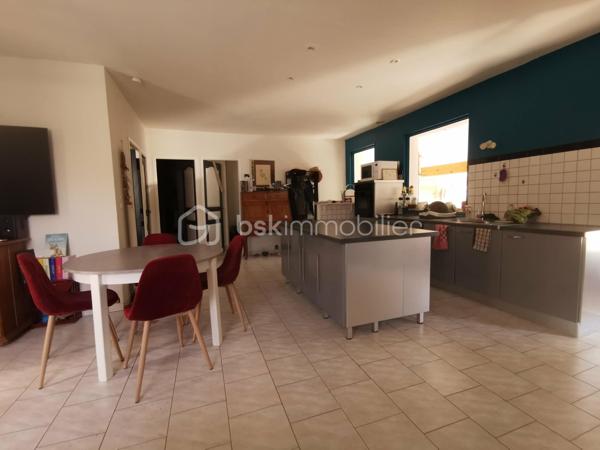 Proche du village de THOARD (5mn), découvrez cette maison indépendante d'environ 121m², édifiée sur un terrain clôturé de 548 m², avec piscine sécurisée, plusieurs terrasses et un très grand garage (45m²).
Construite en 1984, cette propriété se compose de deux logements avec des accès bien séparés.
Le logement principal de plain-pied d’environ 81 m², offre une très belle et grande pièce de vie d'environ 40m² comprenant un salon, un séjour et une cuisine équipée. Il dispose également de deux chambres, d’une salle d’eau, de toilettes séparées ainsi que d’un  plus petit salon pouvant être aménagé en troisième chambre ou en espace bureau selon vos besoins.
Un T2 indépendant d’environ 40 m² situé au premier étage complète l’ensemble. Il comprend une cuisine équipée, une salle d’eau avec toilettes, un salon et une chambre. Actuellement loué 500 € par mois, il bénéficie d’un accès privatif et constitue un revenu locatif intéressant.
La maison dispose également de plusieurs terrasses, d’une piscine et d’un très grand garage avec un accès direct à la maison. 
Le bien est équipé de double vitrage, pompe a chaleur installée en  2022, il bénéficie d'un classement D au diagnostic de performance énergétique.
Une propriété idéale pour une résidence principale avec revenu locatif, un projet familial ou un investissement.
Surface habitable totale : environ 121 m²
Loyer actuel du T2 : 500 € par mois