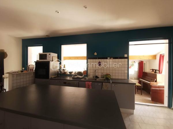 Proche du village de THOARD (5mn), découvrez cette maison indépendante d'environ 121m², édifiée sur un terrain clôturé de 548 m², avec piscine sécurisée, plusieurs terrasses et un très grand garage (45m²).
Construite en 1984, cette propriété se compose de deux logements avec des accès bien séparés.
Le logement principal de plain-pied d’environ 81 m², offre une très belle et grande pièce de vie d'environ 40m² comprenant un salon, un séjour et une cuisine équipée. Il dispose également de deux chambres, d’une salle d’eau, de toilettes séparées ainsi que d’un  plus petit salon pouvant être aménagé en troisième chambre ou en espace bureau selon vos besoins.
Un T2 indépendant d’environ 40 m² situé au premier étage complète l’ensemble. Il comprend une cuisine équipée, une salle d’eau avec toilettes, un salon et une chambre. Actuellement loué 500 € par mois, il bénéficie d’un accès privatif et constitue un revenu locatif intéressant.
La maison dispose également de plusieurs terrasses, d’une piscine et d’un très grand garage avec un accès direct à la maison. 
Le bien est équipé de double vitrage, pompe a chaleur installée en  2022, il bénéficie d'un classement D au diagnostic de performance énergétique.
Une propriété idéale pour une résidence principale avec revenu locatif, un projet familial ou un investissement.
Surface habitable totale : environ 121 m²
Loyer actuel du T2 : 500 € par mois