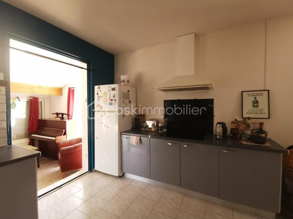 Proche du village de THOARD (5mn), découvrez cette maison indépendante d'environ 121m², édifiée sur un terrain clôturé de 548 m², avec piscine sécurisée, plusieurs terrasses et un très grand garage (45m²).
Construite en 1984, cette propriété se compose de deux logements avec des accès bien séparés.
Le logement principal de plain-pied d’environ 81 m², offre une très belle et grande pièce de vie d'environ 40m² comprenant un salon, un séjour et une cuisine équipée. Il dispose également de deux chambres, d’une salle d’eau, de toilettes séparées ainsi que d’un  plus petit salon pouvant être aménagé en troisième chambre ou en espace bureau selon vos besoins.
Un T2 indépendant d’environ 40 m² situé au premier étage complète l’ensemble. Il comprend une cuisine équipée, une salle d’eau avec toilettes, un salon et une chambre. Actuellement loué 500 € par mois, il bénéficie d’un accès privatif et constitue un revenu locatif intéressant.
La maison dispose également de plusieurs terrasses, d’une piscine et d’un très grand garage avec un accès direct à la maison. 
Le bien est équipé de double vitrage, pompe a chaleur installée en  2022, il bénéficie d'un classement D au diagnostic de performance énergétique.
Une propriété idéale pour une résidence principale avec revenu locatif, un projet familial ou un investissement.
Surface habitable totale : environ 121 m²
Loyer actuel du T2 : 500 € par mois