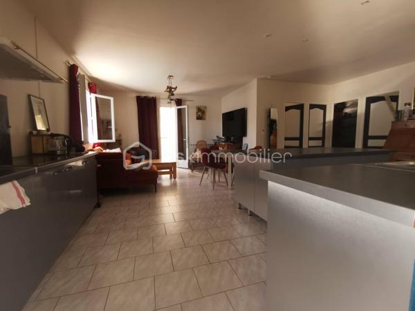 Proche du village de THOARD (5mn), découvrez cette maison indépendante d'environ 121m², édifiée sur un terrain clôturé de 548 m², avec piscine sécurisée, plusieurs terrasses et un très grand garage (45m²).
Construite en 1984, cette propriété se compose de deux logements avec des accès bien séparés.
Le logement principal de plain-pied d’environ 81 m², offre une très belle et grande pièce de vie d'environ 40m² comprenant un salon, un séjour et une cuisine équipée. Il dispose également de deux chambres, d’une salle d’eau, de toilettes séparées ainsi que d’un  plus petit salon pouvant être aménagé en troisième chambre ou en espace bureau selon vos besoins.
Un T2 indépendant d’environ 40 m² situé au premier étage complète l’ensemble. Il comprend une cuisine équipée, une salle d’eau avec toilettes, un salon et une chambre. Actuellement loué 500 € par mois, il bénéficie d’un accès privatif et constitue un revenu locatif intéressant.
La maison dispose également de plusieurs terrasses, d’une piscine et d’un très grand garage avec un accès direct à la maison. 
Le bien est équipé de double vitrage, pompe a chaleur installée en  2022, il bénéficie d'un classement D au diagnostic de performance énergétique.
Une propriété idéale pour une résidence principale avec revenu locatif, un projet familial ou un investissement.
Surface habitable totale : environ 121 m²
Loyer actuel du T2 : 500 € par mois