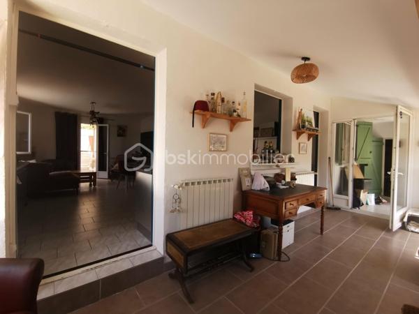 Proche du village de THOARD (5mn), découvrez cette maison indépendante d'environ 121m², édifiée sur un terrain clôturé de 548 m², avec piscine sécurisée, plusieurs terrasses et un très grand garage (45m²).
Construite en 1984, cette propriété se compose de deux logements avec des accès bien séparés.
Le logement principal de plain-pied d’environ 81 m², offre une très belle et grande pièce de vie d'environ 40m² comprenant un salon, un séjour et une cuisine équipée. Il dispose également de deux chambres, d’une salle d’eau, de toilettes séparées ainsi que d’un  plus petit salon pouvant être aménagé en troisième chambre ou en espace bureau selon vos besoins.
Un T2 indépendant d’environ 40 m² situé au premier étage complète l’ensemble. Il comprend une cuisine équipée, une salle d’eau avec toilettes, un salon et une chambre. Actuellement loué 500 € par mois, il bénéficie d’un accès privatif et constitue un revenu locatif intéressant.
La maison dispose également de plusieurs terrasses, d’une piscine et d’un très grand garage avec un accès direct à la maison. 
Le bien est équipé de double vitrage, pompe a chaleur installée en  2022, il bénéficie d'un classement D au diagnostic de performance énergétique.
Une propriété idéale pour une résidence principale avec revenu locatif, un projet familial ou un investissement.
Surface habitable totale : environ 121 m²
Loyer actuel du T2 : 500 € par mois