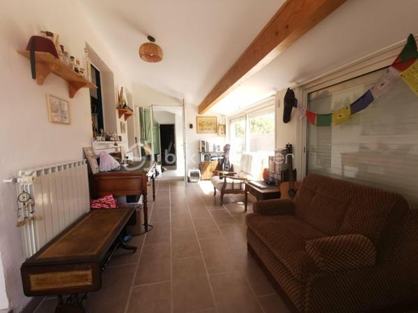 Proche du village de THOARD (5mn), découvrez cette maison indépendante d'environ 121m², édifiée sur un terrain clôturé de 548 m², avec piscine sécurisée, plusieurs terrasses et un très grand garage (45m²).
Construite en 1984, cette propriété se compose de deux logements avec des accès bien séparés.
Le logement principal de plain-pied d’environ 81 m², offre une très belle et grande pièce de vie d'environ 40m² comprenant un salon, un séjour et une cuisine équipée. Il dispose également de deux chambres, d’une salle d’eau, de toilettes séparées ainsi que d’un  plus petit salon pouvant être aménagé en troisième chambre ou en espace bureau selon vos besoins.
Un T2 indépendant d’environ 40 m² situé au premier étage complète l’ensemble. Il comprend une cuisine équipée, une salle d’eau avec toilettes, un salon et une chambre. Actuellement loué 500 € par mois, il bénéficie d’un accès privatif et constitue un revenu locatif intéressant.
La maison dispose également de plusieurs terrasses, d’une piscine et d’un très grand garage avec un accès direct à la maison. 
Le bien est équipé de double vitrage, pompe a chaleur installée en  2022, il bénéficie d'un classement D au diagnostic de performance énergétique.
Une propriété idéale pour une résidence principale avec revenu locatif, un projet familial ou un investissement.
Surface habitable totale : environ 121 m²
Loyer actuel du T2 : 500 € par mois