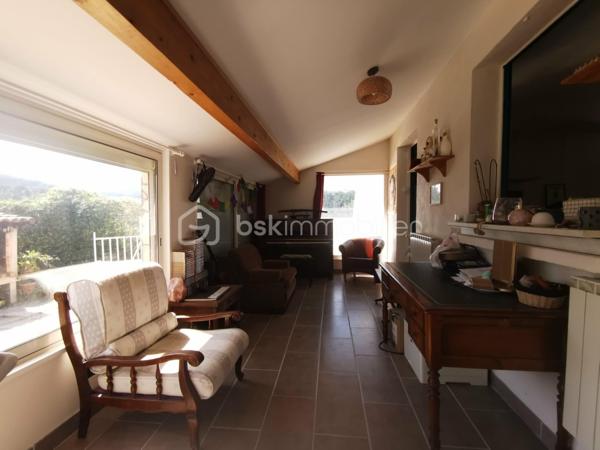 Proche du village de THOARD (5mn), découvrez cette maison indépendante d'environ 121m², édifiée sur un terrain clôturé de 548 m², avec piscine sécurisée, plusieurs terrasses et un très grand garage (45m²).
Construite en 1984, cette propriété se compose de deux logements avec des accès bien séparés.
Le logement principal de plain-pied d’environ 81 m², offre une très belle et grande pièce de vie d'environ 40m² comprenant un salon, un séjour et une cuisine équipée. Il dispose également de deux chambres, d’une salle d’eau, de toilettes séparées ainsi que d’un  plus petit salon pouvant être aménagé en troisième chambre ou en espace bureau selon vos besoins.
Un T2 indépendant d’environ 40 m² situé au premier étage complète l’ensemble. Il comprend une cuisine équipée, une salle d’eau avec toilettes, un salon et une chambre. Actuellement loué 500 € par mois, il bénéficie d’un accès privatif et constitue un revenu locatif intéressant.
La maison dispose également de plusieurs terrasses, d’une piscine et d’un très grand garage avec un accès direct à la maison. 
Le bien est équipé de double vitrage, pompe a chaleur installée en  2022, il bénéficie d'un classement D au diagnostic de performance énergétique.
Une propriété idéale pour une résidence principale avec revenu locatif, un projet familial ou un investissement.
Surface habitable totale : environ 121 m²
Loyer actuel du T2 : 500 € par mois