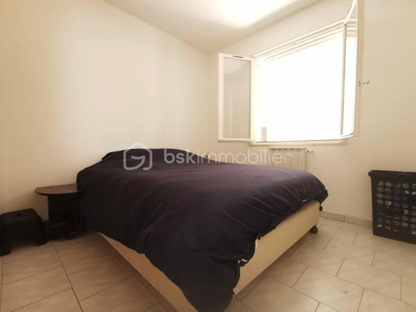 Proche du village de THOARD (5mn), découvrez cette maison indépendante d'environ 121m², édifiée sur un terrain clôturé de 548 m², avec piscine sécurisée, plusieurs terrasses et un très grand garage (45m²).
Construite en 1984, cette propriété se compose de deux logements avec des accès bien séparés.
Le logement principal de plain-pied d’environ 81 m², offre une très belle et grande pièce de vie d'environ 40m² comprenant un salon, un séjour et une cuisine équipée. Il dispose également de deux chambres, d’une salle d’eau, de toilettes séparées ainsi que d’un  plus petit salon pouvant être aménagé en troisième chambre ou en espace bureau selon vos besoins.
Un T2 indépendant d’environ 40 m² situé au premier étage complète l’ensemble. Il comprend une cuisine équipée, une salle d’eau avec toilettes, un salon et une chambre. Actuellement loué 500 € par mois, il bénéficie d’un accès privatif et constitue un revenu locatif intéressant.
La maison dispose également de plusieurs terrasses, d’une piscine et d’un très grand garage avec un accès direct à la maison. 
Le bien est équipé de double vitrage, pompe a chaleur installée en  2022, il bénéficie d'un classement D au diagnostic de performance énergétique.
Une propriété idéale pour une résidence principale avec revenu locatif, un projet familial ou un investissement.
Surface habitable totale : environ 121 m²
Loyer actuel du T2 : 500 € par mois
