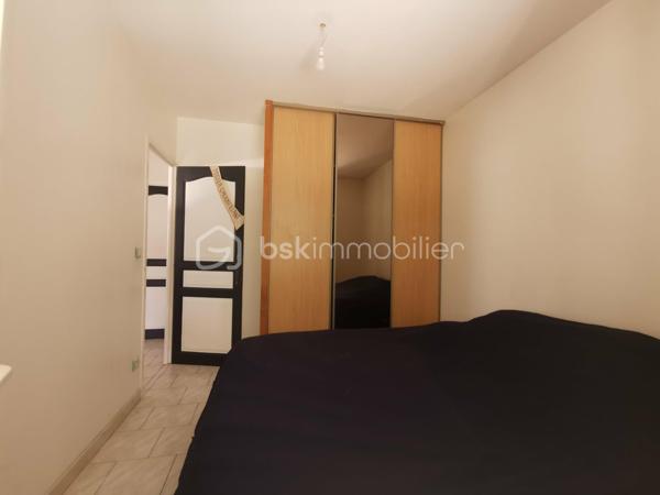 Proche du village de THOARD (5mn), découvrez cette maison indépendante d'environ 121m², édifiée sur un terrain clôturé de 548 m², avec piscine sécurisée, plusieurs terrasses et un très grand garage (45m²).
Construite en 1984, cette propriété se compose de deux logements avec des accès bien séparés.
Le logement principal de plain-pied d’environ 81 m², offre une très belle et grande pièce de vie d'environ 40m² comprenant un salon, un séjour et une cuisine équipée. Il dispose également de deux chambres, d’une salle d’eau, de toilettes séparées ainsi que d’un  plus petit salon pouvant être aménagé en troisième chambre ou en espace bureau selon vos besoins.
Un T2 indépendant d’environ 40 m² situé au premier étage complète l’ensemble. Il comprend une cuisine équipée, une salle d’eau avec toilettes, un salon et une chambre. Actuellement loué 500 € par mois, il bénéficie d’un accès privatif et constitue un revenu locatif intéressant.
La maison dispose également de plusieurs terrasses, d’une piscine et d’un très grand garage avec un accès direct à la maison. 
Le bien est équipé de double vitrage, pompe a chaleur installée en  2022, il bénéficie d'un classement D au diagnostic de performance énergétique.
Une propriété idéale pour une résidence principale avec revenu locatif, un projet familial ou un investissement.
Surface habitable totale : environ 121 m²
Loyer actuel du T2 : 500 € par mois