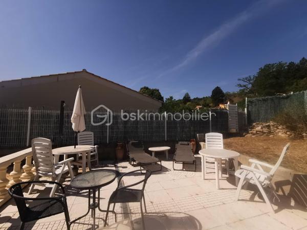 Proche du village de THOARD (5mn), découvrez cette maison indépendante d'environ 121m², édifiée sur un terrain clôturé de 548 m², avec piscine sécurisée, plusieurs terrasses et un très grand garage (45m²).
Construite en 1984, cette propriété se compose de deux logements avec des accès bien séparés.
Le logement principal de plain-pied d’environ 81 m², offre une très belle et grande pièce de vie d'environ 40m² comprenant un salon, un séjour et une cuisine équipée. Il dispose également de deux chambres, d’une salle d’eau, de toilettes séparées ainsi que d’un  plus petit salon pouvant être aménagé en troisième chambre ou en espace bureau selon vos besoins.
Un T2 indépendant d’environ 40 m² situé au premier étage complète l’ensemble. Il comprend une cuisine équipée, une salle d’eau avec toilettes, un salon et une chambre. Actuellement loué 500 € par mois, il bénéficie d’un accès privatif et constitue un revenu locatif intéressant.
La maison dispose également de plusieurs terrasses, d’une piscine et d’un très grand garage avec un accès direct à la maison. 
Le bien est équipé de double vitrage, pompe a chaleur installée en  2022, il bénéficie d'un classement D au diagnostic de performance énergétique.
Une propriété idéale pour une résidence principale avec revenu locatif, un projet familial ou un investissement.
Surface habitable totale : environ 121 m²
Loyer actuel du T2 : 500 € par mois
