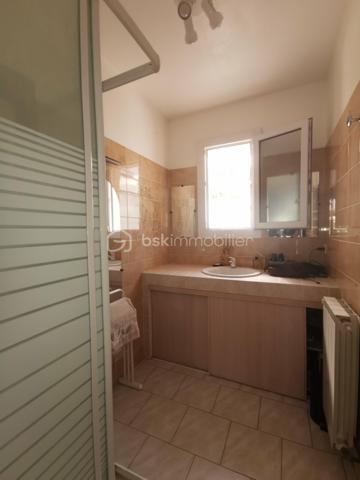 Proche du village de THOARD (5mn), découvrez cette maison indépendante d'environ 121m², édifiée sur un terrain clôturé de 548 m², avec piscine sécurisée, plusieurs terrasses et un très grand garage (45m²).
Construite en 1984, cette propriété se compose de deux logements avec des accès bien séparés.
Le logement principal de plain-pied d’environ 81 m², offre une très belle et grande pièce de vie d'environ 40m² comprenant un salon, un séjour et une cuisine équipée. Il dispose également de deux chambres, d’une salle d’eau, de toilettes séparées ainsi que d’un  plus petit salon pouvant être aménagé en troisième chambre ou en espace bureau selon vos besoins.
Un T2 indépendant d’environ 40 m² situé au premier étage complète l’ensemble. Il comprend une cuisine équipée, une salle d’eau avec toilettes, un salon et une chambre. Actuellement loué 500 € par mois, il bénéficie d’un accès privatif et constitue un revenu locatif intéressant.
La maison dispose également de plusieurs terrasses, d’une piscine et d’un très grand garage avec un accès direct à la maison. 
Le bien est équipé de double vitrage, pompe a chaleur installée en  2022, il bénéficie d'un classement D au diagnostic de performance énergétique.
Une propriété idéale pour une résidence principale avec revenu locatif, un projet familial ou un investissement.
Surface habitable totale : environ 121 m²
Loyer actuel du T2 : 500 € par mois