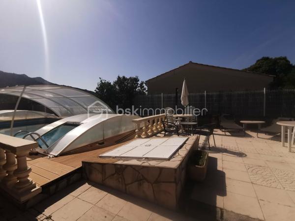 Proche du village de THOARD (5mn), découvrez cette maison indépendante d'environ 121m², édifiée sur un terrain clôturé de 548 m², avec piscine sécurisée, plusieurs terrasses et un très grand garage (45m²).
Construite en 1984, cette propriété se compose de deux logements avec des accès bien séparés.
Le logement principal de plain-pied d’environ 81 m², offre une très belle et grande pièce de vie d'environ 40m² comprenant un salon, un séjour et une cuisine équipée. Il dispose également de deux chambres, d’une salle d’eau, de toilettes séparées ainsi que d’un  plus petit salon pouvant être aménagé en troisième chambre ou en espace bureau selon vos besoins.
Un T2 indépendant d’environ 40 m² situé au premier étage complète l’ensemble. Il comprend une cuisine équipée, une salle d’eau avec toilettes, un salon et une chambre. Actuellement loué 500 € par mois, il bénéficie d’un accès privatif et constitue un revenu locatif intéressant.
La maison dispose également de plusieurs terrasses, d’une piscine et d’un très grand garage avec un accès direct à la maison. 
Le bien est équipé de double vitrage, pompe a chaleur installée en  2022, il bénéficie d'un classement D au diagnostic de performance énergétique.
Une propriété idéale pour une résidence principale avec revenu locatif, un projet familial ou un investissement.
Surface habitable totale : environ 121 m²
Loyer actuel du T2 : 500 € par mois