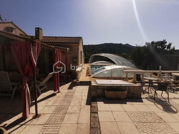 Proche du village de THOARD (5mn), découvrez cette maison indépendante d'environ 121m², édifiée sur un terrain clôturé de 548 m², avec piscine sécurisée, plusieurs terrasses et un très grand garage (45m²).
Construite en 1984, cette propriété se compose de deux logements avec des accès bien séparés.
Le logement principal de plain-pied d’environ 81 m², offre une très belle et grande pièce de vie d'environ 40m² comprenant un salon, un séjour et une cuisine équipée. Il dispose également de deux chambres, d’une salle d’eau, de toilettes séparées ainsi que d’un  plus petit salon pouvant être aménagé en troisième chambre ou en espace bureau selon vos besoins.
Un T2 indépendant d’environ 40 m² situé au premier étage complète l’ensemble. Il comprend une cuisine équipée, une salle d’eau avec toilettes, un salon et une chambre. Actuellement loué 500 € par mois, il bénéficie d’un accès privatif et constitue un revenu locatif intéressant.
La maison dispose également de plusieurs terrasses, d’une piscine et d’un très grand garage avec un accès direct à la maison. 
Le bien est équipé de double vitrage, pompe a chaleur installée en  2022, il bénéficie d'un classement D au diagnostic de performance énergétique.
Une propriété idéale pour une résidence principale avec revenu locatif, un projet familial ou un investissement.
Surface habitable totale : environ 121 m²
Loyer actuel du T2 : 500 € par mois