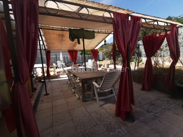Proche du village de THOARD (5mn), découvrez cette maison indépendante d'environ 121m², édifiée sur un terrain clôturé de 548 m², avec piscine sécurisée, plusieurs terrasses et un très grand garage (45m²).
Construite en 1984, cette propriété se compose de deux logements avec des accès bien séparés.
Le logement principal de plain-pied d’environ 81 m², offre une très belle et grande pièce de vie d'environ 40m² comprenant un salon, un séjour et une cuisine équipée. Il dispose également de deux chambres, d’une salle d’eau, de toilettes séparées ainsi que d’un  plus petit salon pouvant être aménagé en troisième chambre ou en espace bureau selon vos besoins.
Un T2 indépendant d’environ 40 m² situé au premier étage complète l’ensemble. Il comprend une cuisine équipée, une salle d’eau avec toilettes, un salon et une chambre. Actuellement loué 500 € par mois, il bénéficie d’un accès privatif et constitue un revenu locatif intéressant.
La maison dispose également de plusieurs terrasses, d’une piscine et d’un très grand garage avec un accès direct à la maison. 
Le bien est équipé de double vitrage, pompe a chaleur installée en  2022, il bénéficie d'un classement D au diagnostic de performance énergétique.
Une propriété idéale pour une résidence principale avec revenu locatif, un projet familial ou un investissement.
Surface habitable totale : environ 121 m²
Loyer actuel du T2 : 500 € par mois