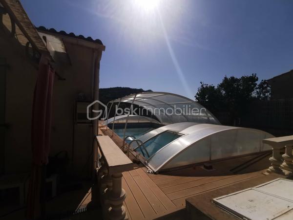Proche du village de THOARD (5mn), découvrez cette maison indépendante d'environ 121m², édifiée sur un terrain clôturé de 548 m², avec piscine sécurisée, plusieurs terrasses et un très grand garage (45m²).
Construite en 1984, cette propriété se compose de deux logements avec des accès bien séparés.
Le logement principal de plain-pied d’environ 81 m², offre une très belle et grande pièce de vie d'environ 40m² comprenant un salon, un séjour et une cuisine équipée. Il dispose également de deux chambres, d’une salle d’eau, de toilettes séparées ainsi que d’un  plus petit salon pouvant être aménagé en troisième chambre ou en espace bureau selon vos besoins.
Un T2 indépendant d’environ 40 m² situé au premier étage complète l’ensemble. Il comprend une cuisine équipée, une salle d’eau avec toilettes, un salon et une chambre. Actuellement loué 500 € par mois, il bénéficie d’un accès privatif et constitue un revenu locatif intéressant.
La maison dispose également de plusieurs terrasses, d’une piscine et d’un très grand garage avec un accès direct à la maison. 
Le bien est équipé de double vitrage, pompe a chaleur installée en  2022, il bénéficie d'un classement D au diagnostic de performance énergétique.
Une propriété idéale pour une résidence principale avec revenu locatif, un projet familial ou un investissement.
Surface habitable totale : environ 121 m²
Loyer actuel du T2 : 500 € par mois