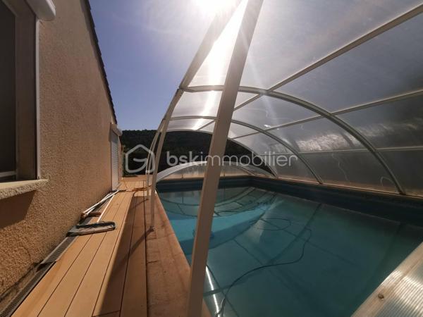 Proche du village de THOARD (5mn), découvrez cette maison indépendante d'environ 121m², édifiée sur un terrain clôturé de 548 m², avec piscine sécurisée, plusieurs terrasses et un très grand garage (45m²).
Construite en 1984, cette propriété se compose de deux logements avec des accès bien séparés.
Le logement principal de plain-pied d’environ 81 m², offre une très belle et grande pièce de vie d'environ 40m² comprenant un salon, un séjour et une cuisine équipée. Il dispose également de deux chambres, d’une salle d’eau, de toilettes séparées ainsi que d’un  plus petit salon pouvant être aménagé en troisième chambre ou en espace bureau selon vos besoins.
Un T2 indépendant d’environ 40 m² situé au premier étage complète l’ensemble. Il comprend une cuisine équipée, une salle d’eau avec toilettes, un salon et une chambre. Actuellement loué 500 € par mois, il bénéficie d’un accès privatif et constitue un revenu locatif intéressant.
La maison dispose également de plusieurs terrasses, d’une piscine et d’un très grand garage avec un accès direct à la maison. 
Le bien est équipé de double vitrage, pompe a chaleur installée en  2022, il bénéficie d'un classement D au diagnostic de performance énergétique.
Une propriété idéale pour une résidence principale avec revenu locatif, un projet familial ou un investissement.
Surface habitable totale : environ 121 m²
Loyer actuel du T2 : 500 € par mois