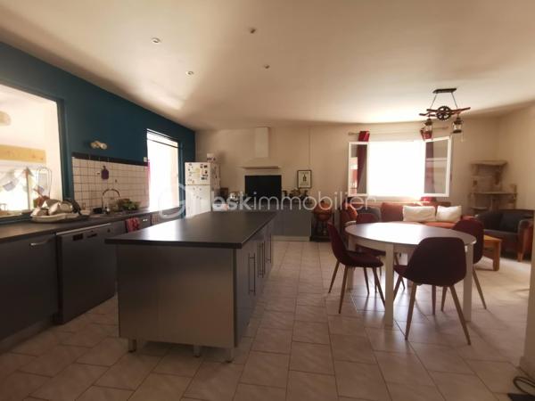 Proche du village de THOARD (5mn), découvrez cette maison indépendante d'environ 121m², édifiée sur un terrain clôturé de 548 m², avec piscine sécurisée, plusieurs terrasses et un très grand garage (45m²).
Construite en 1984, cette propriété se compose de deux logements avec des accès bien séparés.
Le logement principal de plain-pied d’environ 81 m², offre une très belle et grande pièce de vie d'environ 40m² comprenant un salon, un séjour et une cuisine équipée. Il dispose également de deux chambres, d’une salle d’eau, de toilettes séparées ainsi que d’un  plus petit salon pouvant être aménagé en troisième chambre ou en espace bureau selon vos besoins.
Un T2 indépendant d’environ 40 m² situé au premier étage complète l’ensemble. Il comprend une cuisine équipée, une salle d’eau avec toilettes, un salon et une chambre. Actuellement loué 500 € par mois, il bénéficie d’un accès privatif et constitue un revenu locatif intéressant.
La maison dispose également de plusieurs terrasses, d’une piscine et d’un très grand garage avec un accès direct à la maison. 
Le bien est équipé de double vitrage, pompe a chaleur installée en  2022, il bénéficie d'un classement D au diagnostic de performance énergétique.
Une propriété idéale pour une résidence principale avec revenu locatif, un projet familial ou un investissement.
Surface habitable totale : environ 121 m²
Loyer actuel du T2 : 500 € par mois