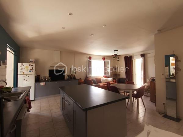 Proche du village de THOARD (5mn), découvrez cette maison indépendante d'environ 121m², édifiée sur un terrain clôturé de 548 m², avec piscine sécurisée, plusieurs terrasses et un très grand garage (45m²).
Construite en 1984, cette propriété se compose de deux logements avec des accès bien séparés.
Le logement principal de plain-pied d’environ 81 m², offre une très belle et grande pièce de vie d'environ 40m² comprenant un salon, un séjour et une cuisine équipée. Il dispose également de deux chambres, d’une salle d’eau, de toilettes séparées ainsi que d’un  plus petit salon pouvant être aménagé en troisième chambre ou en espace bureau selon vos besoins.
Un T2 indépendant d’environ 40 m² situé au premier étage complète l’ensemble. Il comprend une cuisine équipée, une salle d’eau avec toilettes, un salon et une chambre. Actuellement loué 500 € par mois, il bénéficie d’un accès privatif et constitue un revenu locatif intéressant.
La maison dispose également de plusieurs terrasses, d’une piscine et d’un très grand garage avec un accès direct à la maison. 
Le bien est équipé de double vitrage, pompe a chaleur installée en  2022, il bénéficie d'un classement D au diagnostic de performance énergétique.
Une propriété idéale pour une résidence principale avec revenu locatif, un projet familial ou un investissement.
Surface habitable totale : environ 121 m²
Loyer actuel du T2 : 500 € par mois
