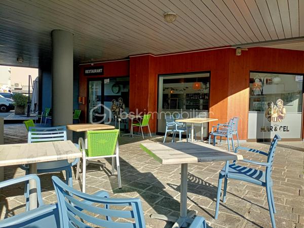 À vendre, murs commerciaux d’un local de restauration idéalement situé en hyper centre de La Motte-Servolex, au sein d’un environnement dynamique et commerçant (boulangerie, fleuriste... à proximité).

Ce bien développe une surface d’environ 70 m² en rez-de-chaussée avec terrasse, complétée par une cave de 50 m², offrant un espace de stockage appréciable pour l’activité en place.

Le local est actuellement loué, avec un locataire en place et un bail commercial renouvelé en février 2026, garantissant une visibilité locative et une stabilité d’exploitation.

Les charges sont particulièrement faibles, constituant un atout supplémentaire pour un investissement maîtrisé.

Ce bien s’adresse à un investisseur recherchant un placement pérenne, dans un secteur central, avec un locataire déjà installé.

Se renseigner pour tout complément d’information.