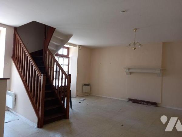 ERNEE Maison de 68 m² habitables comprenant:
- Au rez-de-chaussée : pièce de vie / cuisine de ...