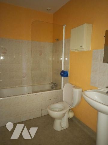 ERNEE Maison de 68 m² habitables comprenant:
- Au rez-de-chaussée : pièce de vie / cuisine de ...