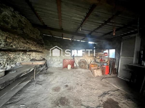 Fermette dans la campagne de Oyre  sur plus de 3500 m2