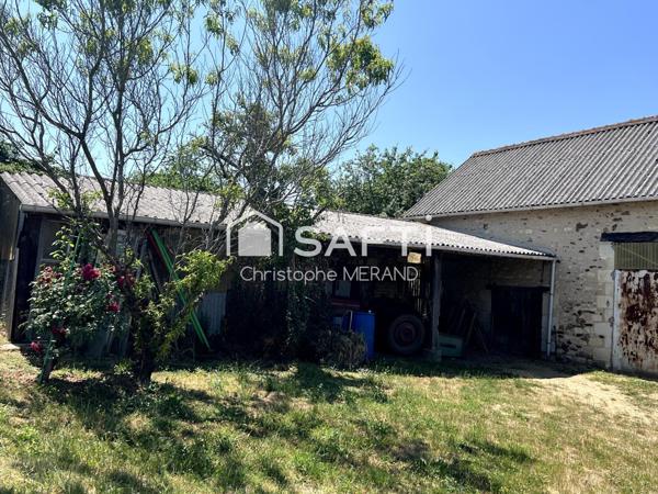 Fermette dans la campagne de Oyre  sur plus de 3500 m2