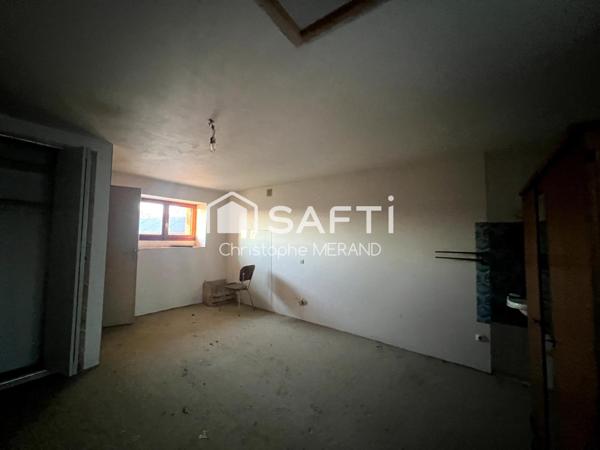 Fermette dans la campagne de Oyre  sur plus de 3500 m2