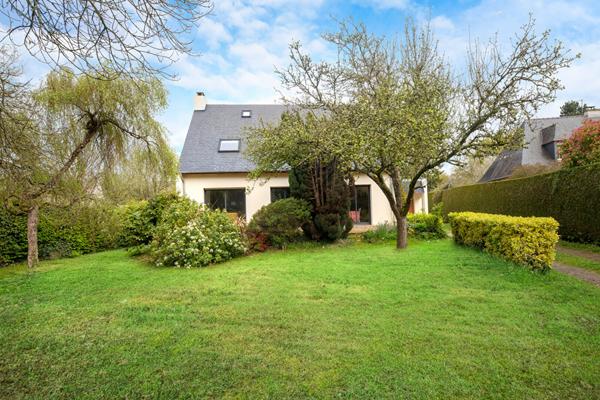 A vendre à Betton maison de 132m² habitable, 161m² au sol, 5 chambres dont 2 au rez-de-chaussée, une salle d'eau, une salle de bains, un double garage, un terrain clos de 1100m²