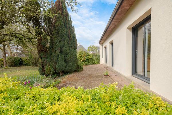 A vendre à Betton maison de 132m² habitable, 161m² au sol, 5 chambres dont 2 au rez-de-chaussée, une salle d'eau, une salle de bains, un double garage, un terrain clos de 1100m²