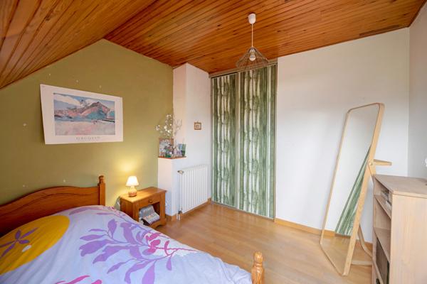 A vendre à Betton maison de 132m² habitable, 161m² au sol, 5 chambres dont 2 au rez-de-chaussée, une salle d'eau, une salle de bains, un double garage, un terrain clos de 1100m²