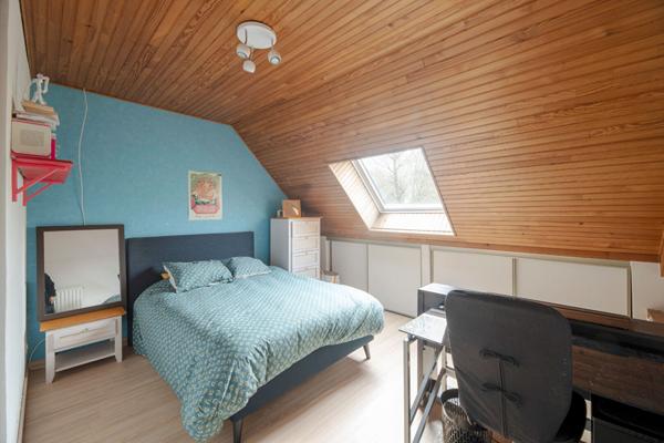 A vendre à Betton maison de 132m² habitable, 161m² au sol, 5 chambres dont 2 au rez-de-chaussée, une salle d'eau, une salle de bains, un double garage, un terrain clos de 1100m²