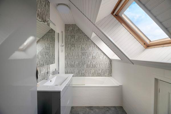 A vendre à Betton maison de 132m² habitable, 161m² au sol, 5 chambres dont 2 au rez-de-chaussée, une salle d'eau, une salle de bains, un double garage, un terrain clos de 1100m²