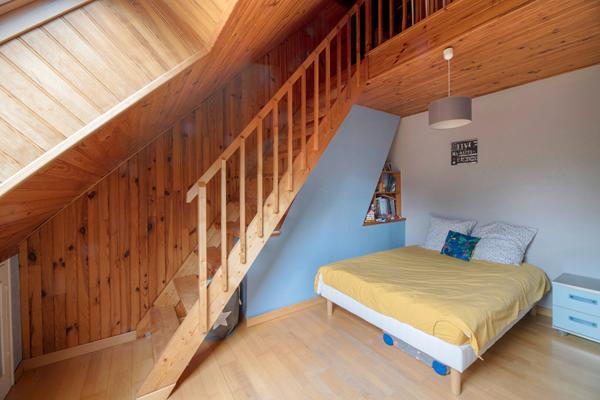 A vendre à Betton maison de 132m² habitable, 161m² au sol, 5 chambres dont 2 au rez-de-chaussée, une salle d'eau, une salle de bains, un double garage, un terrain clos de 1100m²